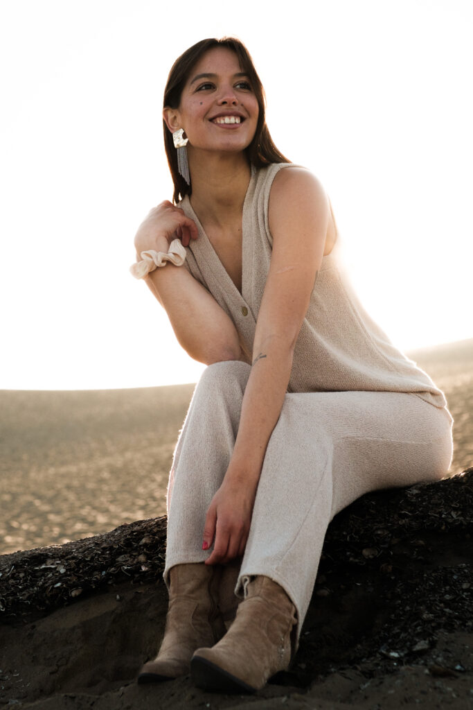 Johanna assise sur un rocher sur la plage